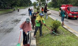 5475_DLH-Dumai-Intensifkan-Gotong-Royong--Percantik-Jalan-Soekarno-Hatta-Lewat-Program-Khidmat-Kebersihan (1)
